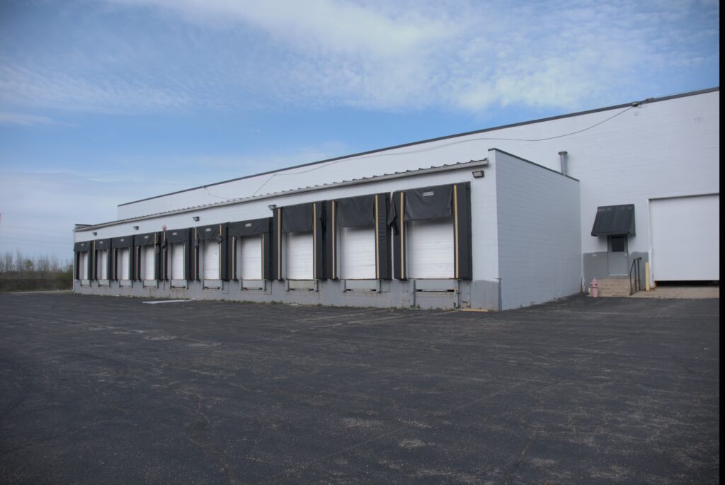 Warehouse with loading docks and seamless shipping operations, supporting JIT delivery for efficient supply chain management.